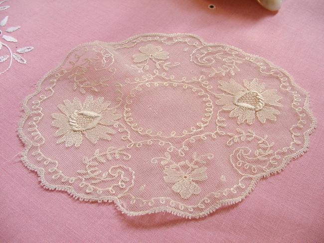 Superb ovale doily in needle run net lace 1900