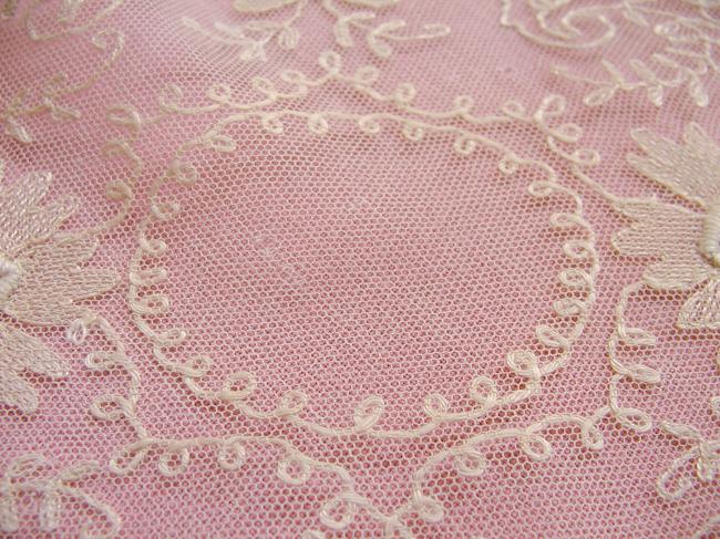 Superb ovale doily in needle run net lace 1900