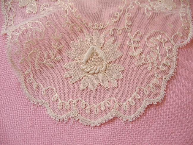 Superb ovale doily in needle run net lace 1900