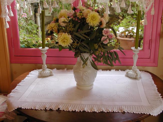 Romantique chemin de table brodé de fleurs et dentelle faite main 1920