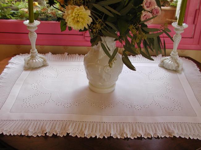 Romantique chemin de table brodé de fleurs et dentelle faite main 1920