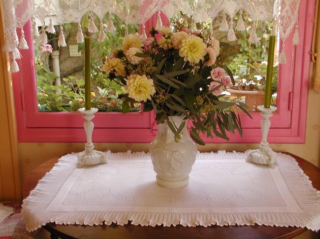 Romantique chemin de table brodé de fleurs et dentelle faite main 1920