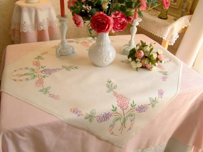 Romantique petite nappe en lin, brodée de branches de lilas