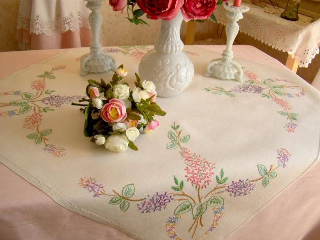 Romantique petite nappe en lin, brodée de branches de lilas