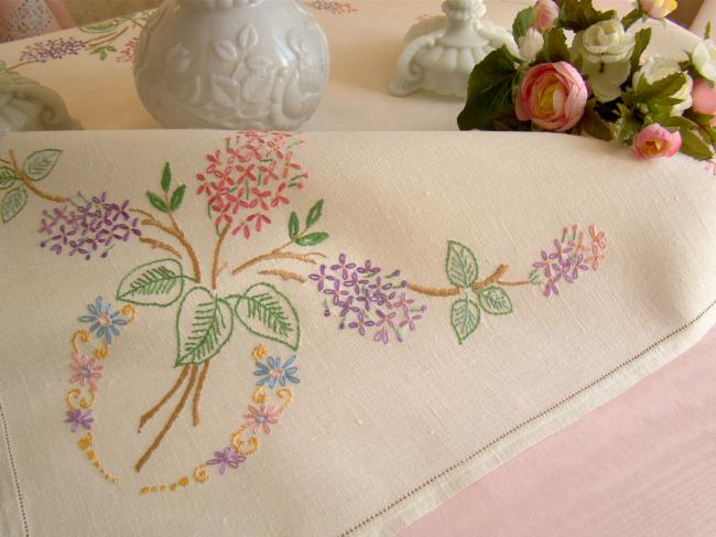 Romantique petite nappe en lin, brodée de branches de lilas