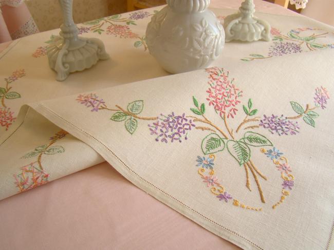 Romantique petite nappe en lin, brodée de branches de lilas