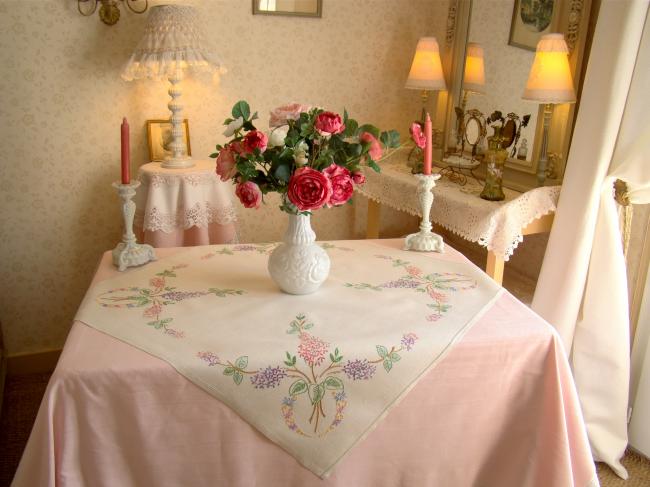 Romantique petite nappe en lin, brodée de branches de lilas