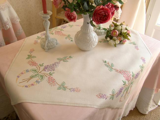 Romantique petite nappe en lin, brodée de branches de lilas