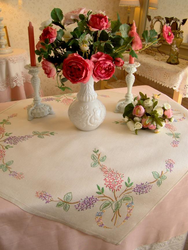 Romantique petite nappe en lin, brodée de branches de lilas