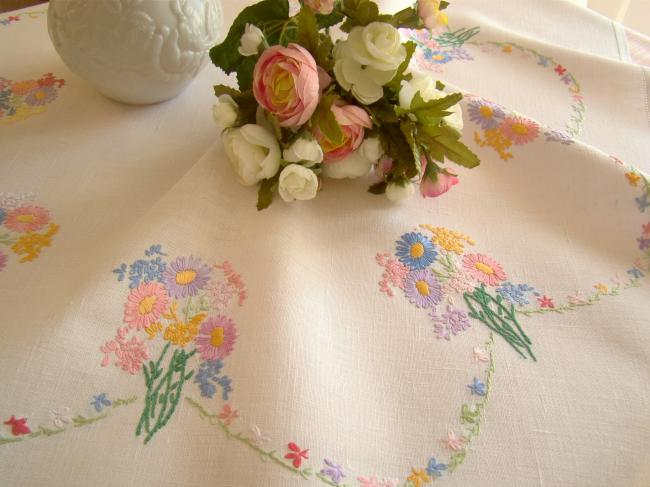 Jolie petite nappe brodée d'un semis de petits bouquets de Printemps