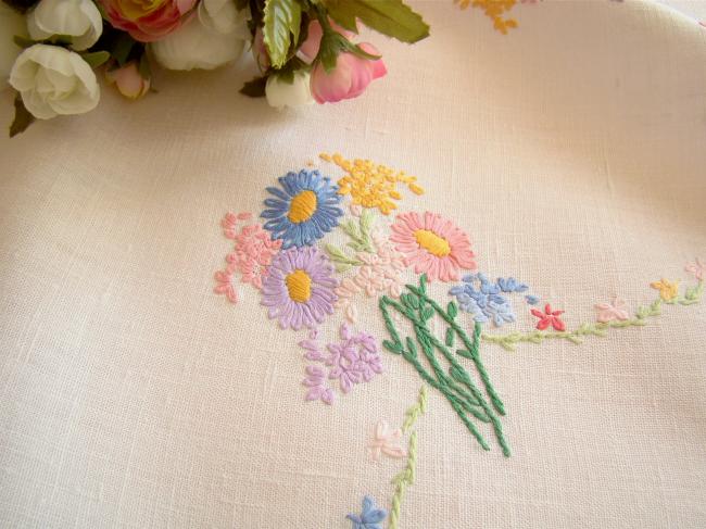 Jolie petite nappe brodée d'un semis de petits bouquets de Printemps