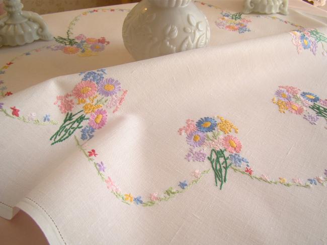 Jolie petite nappe brodée d'un semis de petits bouquets de Printemps