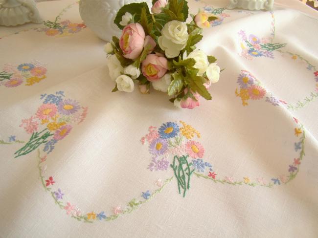 Jolie petite nappe brodée d'un semis de petits bouquets de Printemps