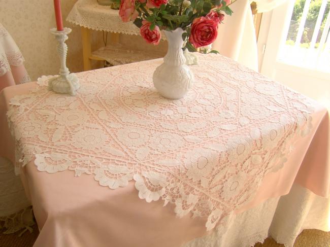 Merveilleuse nappe en dentelle de Venise faite à la main & brides à la Richelieu