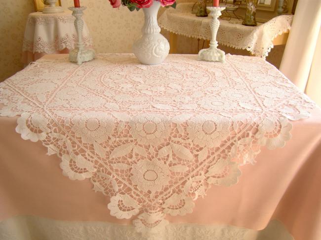 Merveilleuse nappe en dentelle de Venise faite à la main & brides à la Richelieu