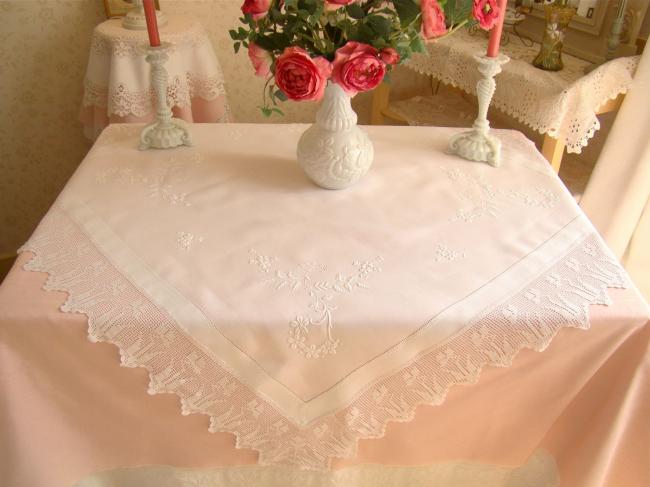 Magnifique nappe brodée de bouquets de fleurs et dentelle à la main