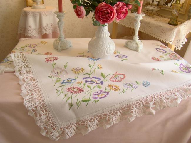 Merveilleuse nappe brodée d'anémones et fleurs de printemps, dentelle main