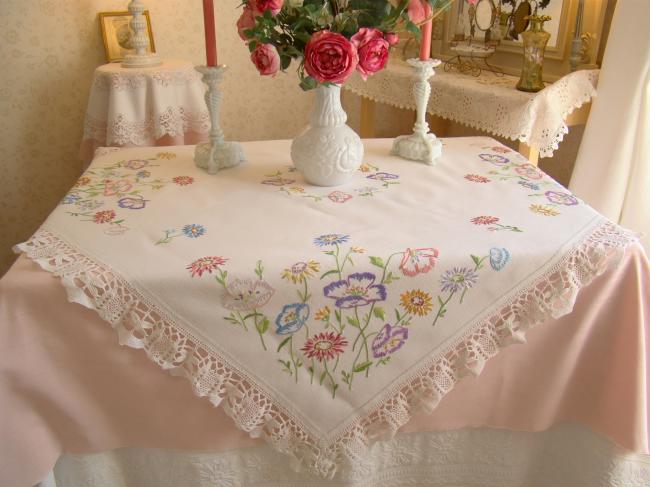 Merveilleuse nappe brodée d'anémones et fleurs de printemps, dentelle main