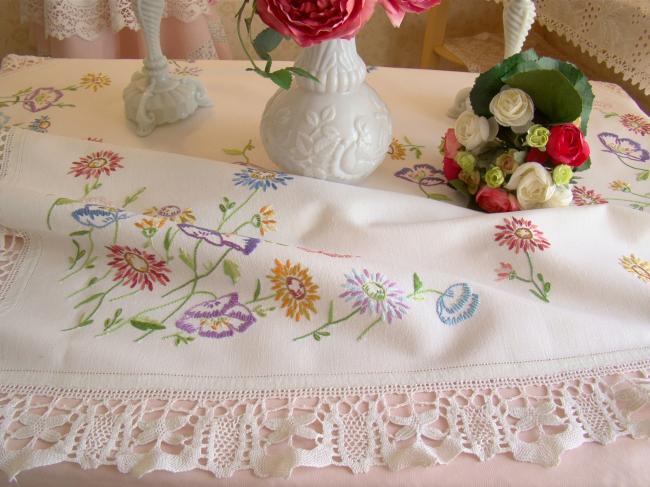 Merveilleuse nappe brodée d'anémones et fleurs de printemps, dentelle main