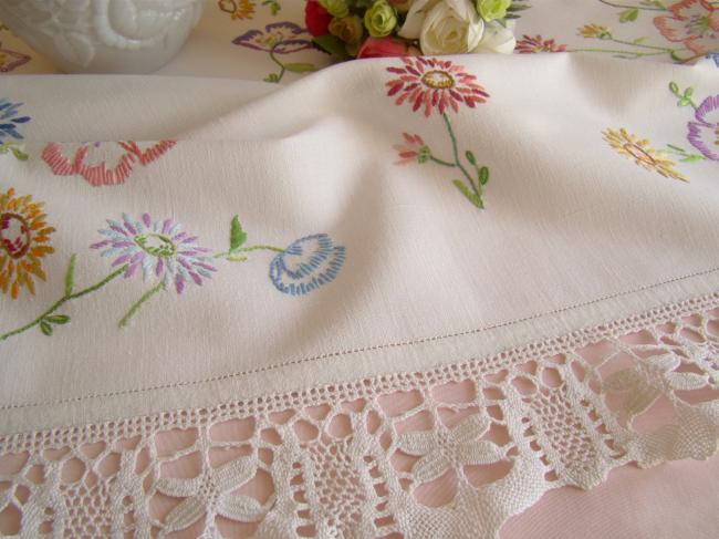 Merveilleuse nappe brodée d'anémones et fleurs de printemps, dentelle main