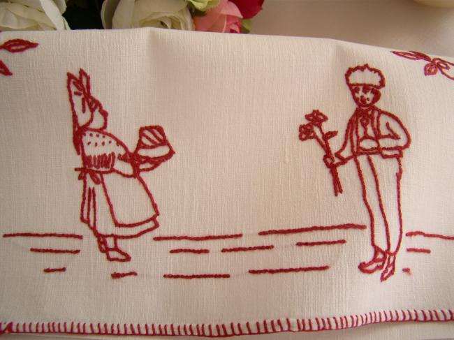 Charmante pochette range-serviette brodé d'un couple alsacien, broderie rouge