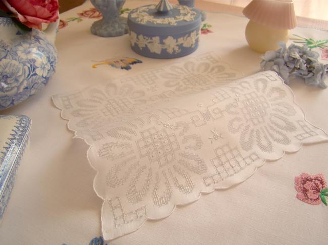 Magnifique mouchoir en linon avec riche décor floral ajouré