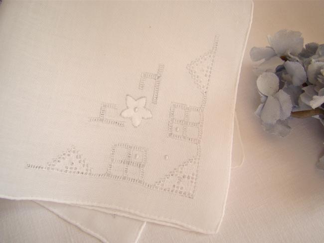 Charmant mouchoir en linon avec broderie ajourée et appliqué de fleurettes