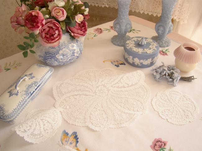 Très romantique ensemble de console en dentelle de Calais.