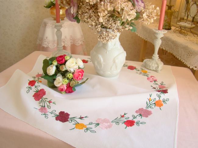 Gracieuse petite nappe brodée de roses anciennes