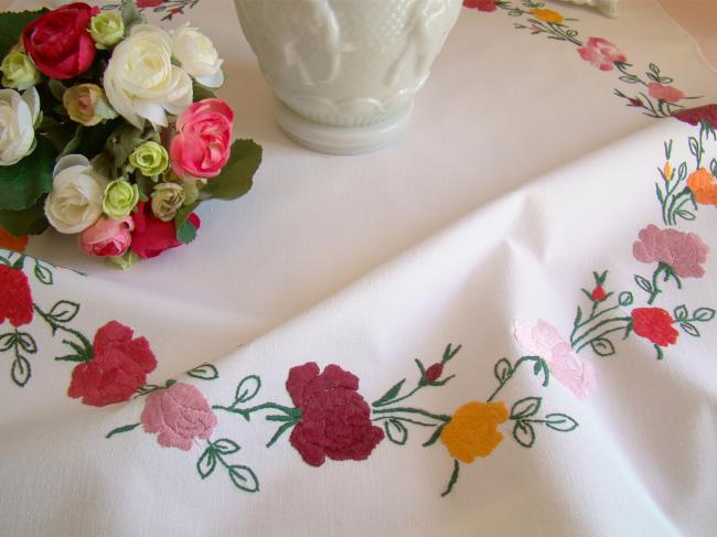 Gracieuse petite nappe brodée de roses anciennes