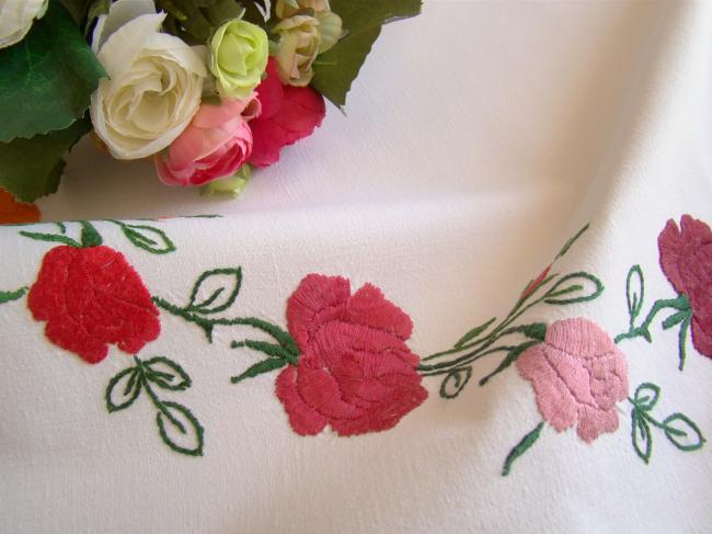 Gracieuse petite nappe brodée de roses anciennes