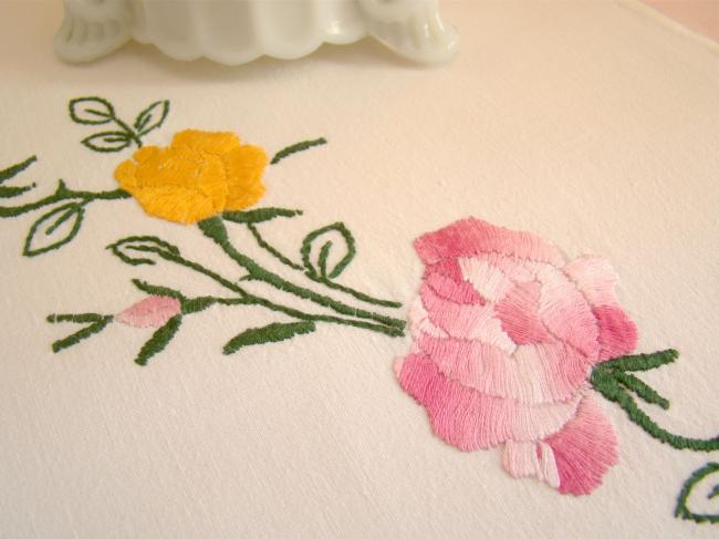 Gracieuse petite nappe brodée de roses anciennes