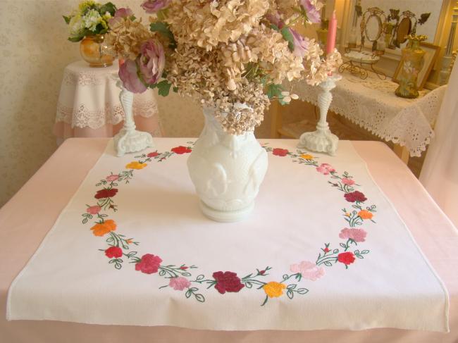 Gracieuse petite nappe brodée de roses anciennes