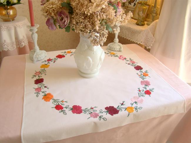 Gracieuse petite nappe brodée de roses anciennes