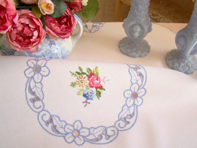 Romantique nappe en lin brodée de bouquets et ajourée à la Richelieu 