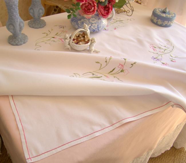 Si gracieuse nappe en batiste de coton brodée à la main de pois de senteur