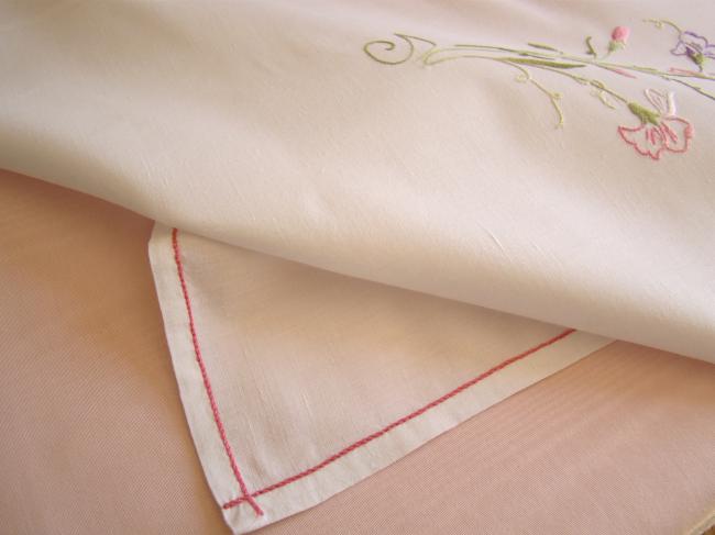 Si gracieuse nappe en batiste de coton brodée à la main de pois de senteur