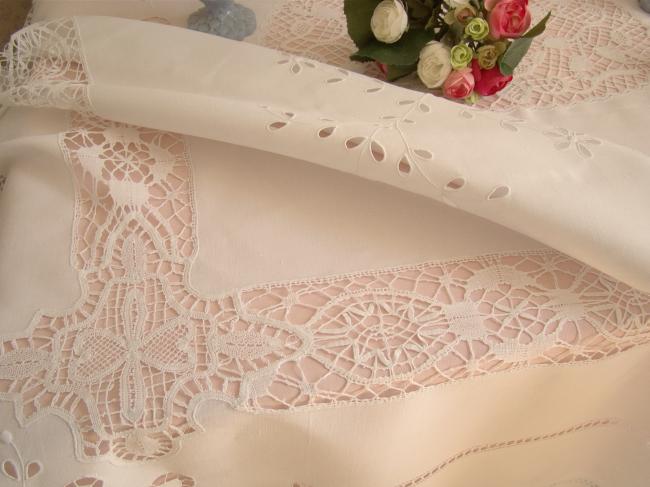 Splendeur de nappe brodée à la Richelieu et large dentelle aux fuseaux 1900