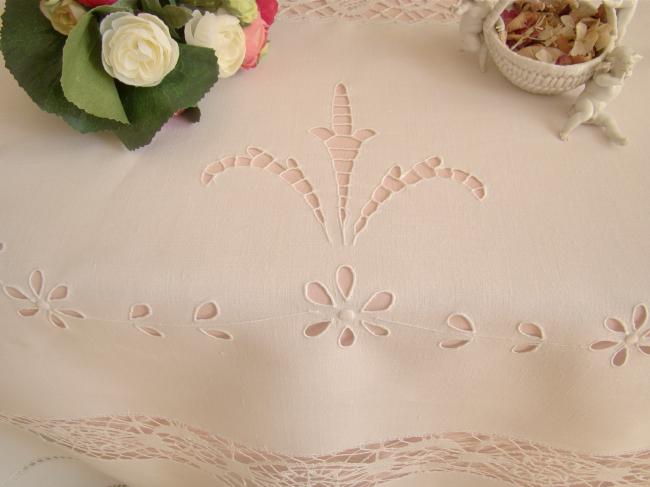 Splendeur de nappe brodée à la Richelieu et large dentelle aux fuseaux 1900