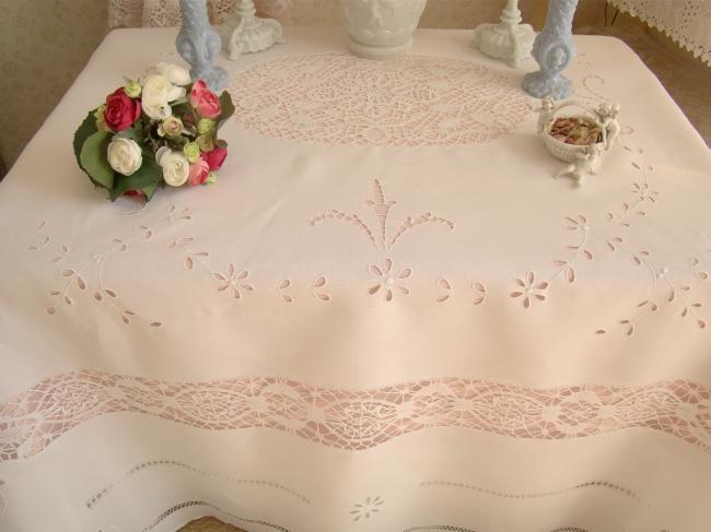 Splendeur de nappe brodée à la Richelieu et large dentelle aux fuseaux 1900