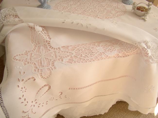 Splendeur de nappe brodée à la Richelieu et large dentelle aux fuseaux 1900