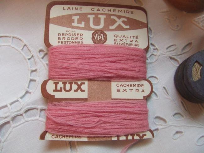 Jolie carte de laine cachemire de couleur rose, marque M&P Paris