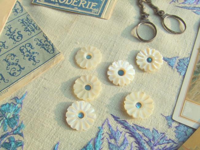 Superbe bouton de nacre blanche taillé en marguerite avec cabochon bleu 1900