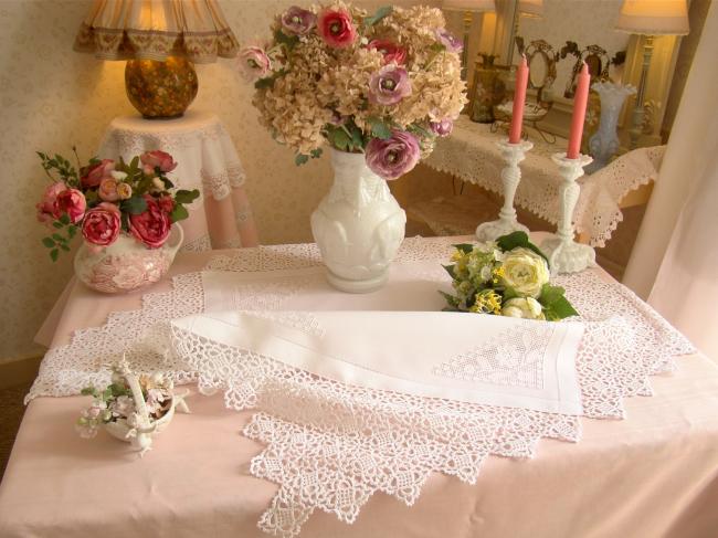 Élégante nappe en fine batiste de lin avec motifs floraux ajourés & dentelle