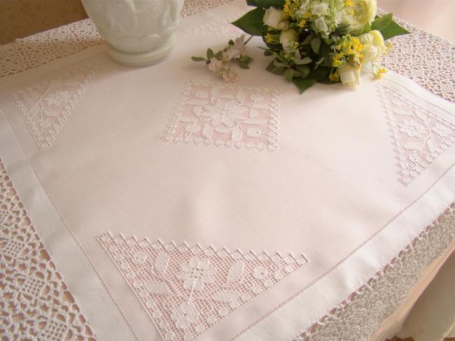 Élégante nappe en fine batiste de lin avec motifs floraux ajourés & dentelle