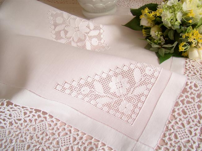 Élégante nappe en fine batiste de lin avec motifs floraux ajourés & dentelle