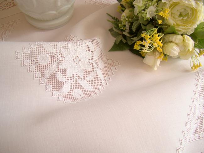 Élégante nappe en fine batiste de lin avec motifs floraux ajourés & dentelle