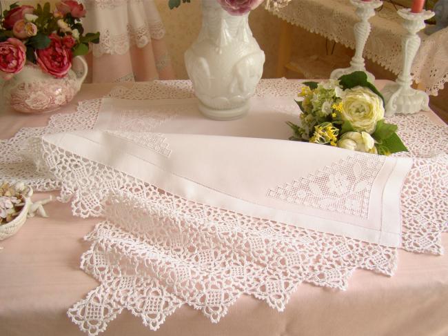 Élégante nappe en fine batiste de lin avec motifs floraux ajourés & dentelle