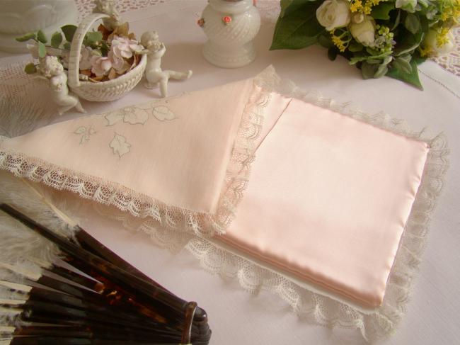 Merveilleuse pochette en satin de soie rose, pour ranger les mouchoirs 1930