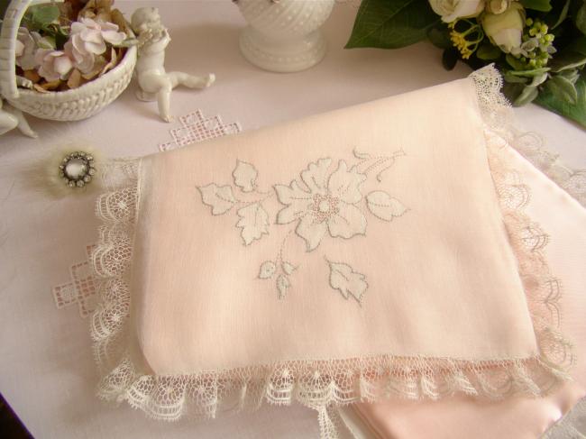 Merveilleuse pochette en satin de soie rose, pour ranger les mouchoirs 1930